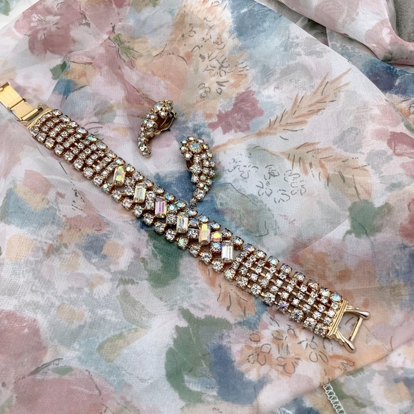 🎄🎄Vintage Juliana Gold and Crystal Bracelet and Clip earrings - Picture 2 of 3